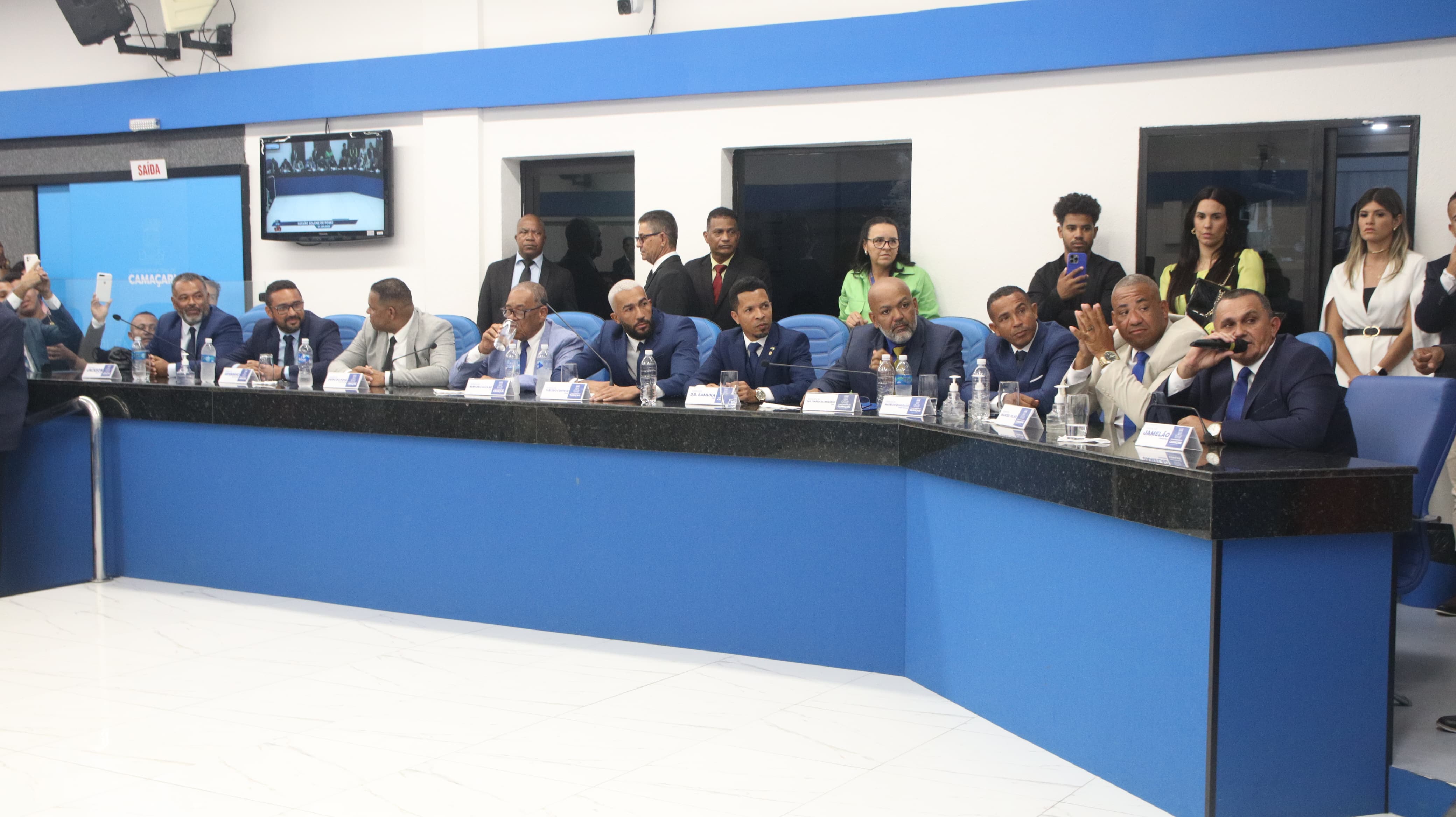 Vereadores de Camaçari tomam posse e elegem Mesa Diretora para biênio 2025-2026